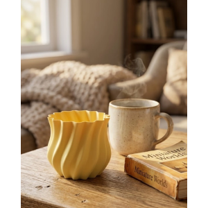 3d Kıvrımlı Sarı Vazo Modern Dekoratif Ev Aksesuarı Şık Tasarım