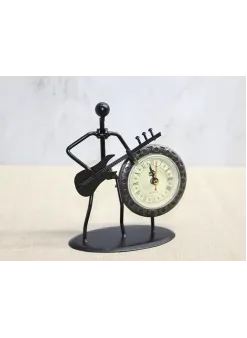 Metal Saatli Gitar Çalan Müzisyen Alk4334